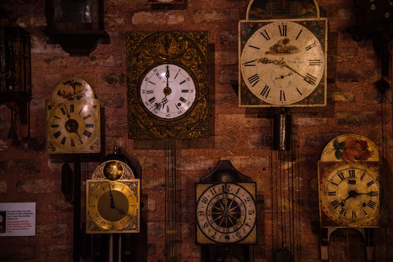 Concepto de tiempo. dos reloj antiguo y libros antiguos sobre mesa de  madera rústica